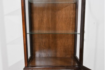 イギリスアンティーク　希少な小振りサイズ　Lloyd’s Antiques(ロイズアンティークス)　曲線装飾が優雅なキャビネット　(R-085804)