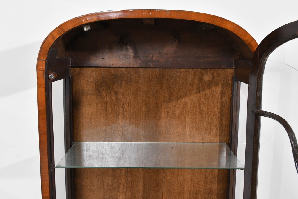 イギリスアンティーク　希少な小振りサイズ　Lloyd’s Antiques(ロイズアンティークス)　曲線装飾が優雅なキャビネット　(R-085804)