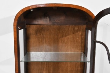 イギリスアンティーク　希少な小振りサイズ　Lloyd’s Antiques(ロイズアンティークス)　曲線装飾が優雅なキャビネット　(R-085804)