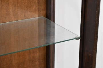 イギリスアンティーク　希少な小振りサイズ　Lloyd’s Antiques(ロイズアンティークス)　曲線装飾が優雅なキャビネット　(R-085804)