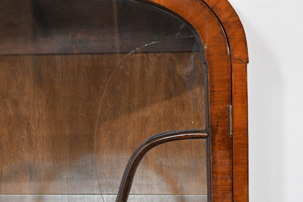 イギリスアンティーク　希少な小振りサイズ　Lloyd’s Antiques(ロイズアンティークス)　曲線装飾が優雅なキャビネット　(R-085804)