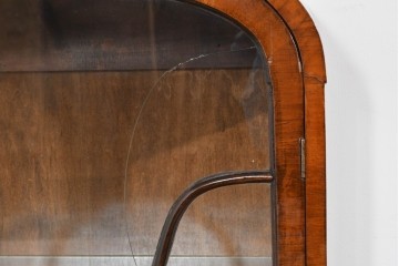 イギリスアンティーク　希少な小振りサイズ　Lloyd’s Antiques(ロイズアンティークス)　曲線装飾が優雅なキャビネット　(R-085804)