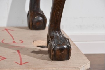 イギリスアンティーク　希少な小振りサイズ　Lloyd’s Antiques(ロイズアンティークス)　曲線装飾が優雅なキャビネット　(R-085804)