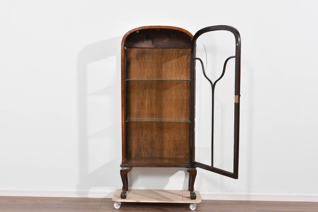 イギリスアンティーク　希少な小振りサイズ　Lloyd’s Antiques(ロイズアンティークス)　曲線装飾が優雅なキャビネット　(R-085804)