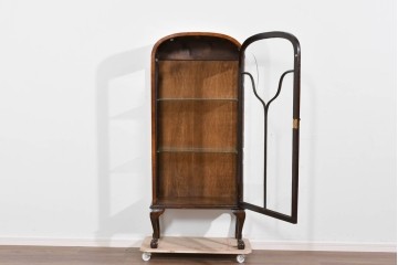 イギリスアンティーク　希少な小振りサイズ　Lloyd’s Antiques(ロイズアンティークス)　曲線装飾が優雅なキャビネット　(R-085804)