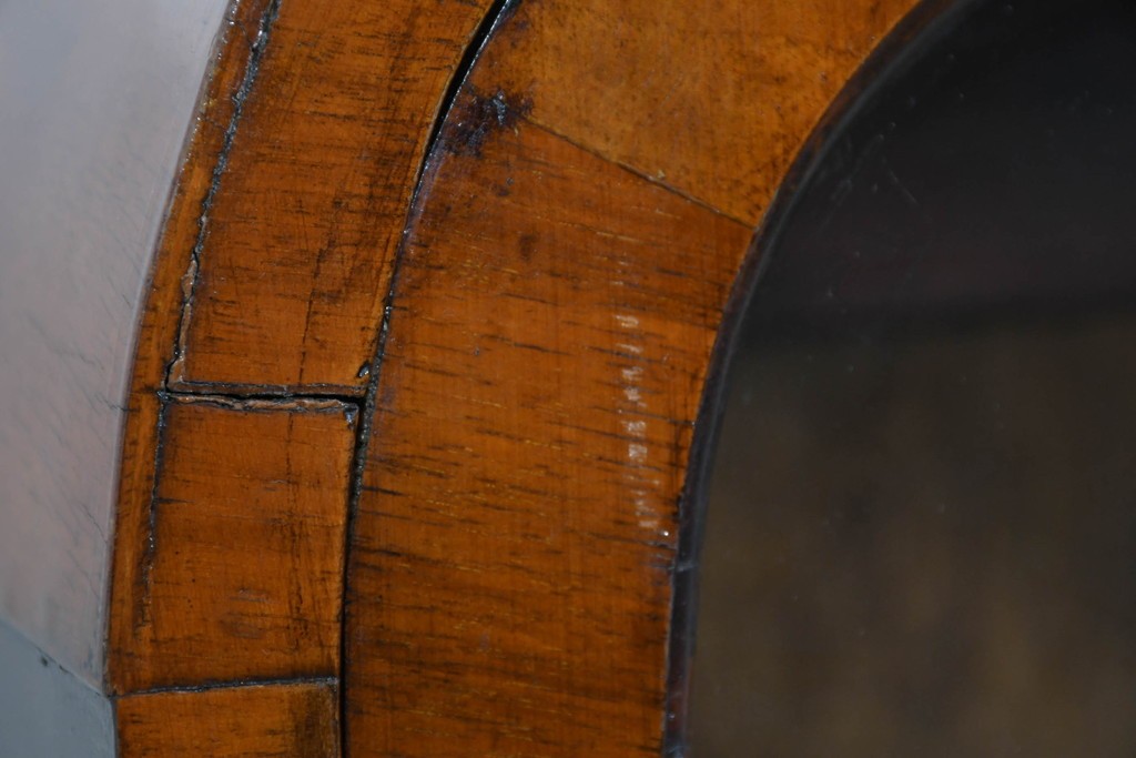 イギリスアンティーク　希少な小振りサイズ　Lloyd’s Antiques(ロイズアンティークス)　曲線装飾が優雅なキャビネット　(R-085804)