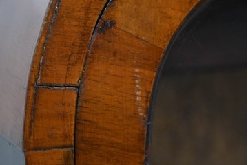 イギリスアンティーク　希少な小振りサイズ　Lloyd’s Antiques(ロイズアンティークス)　曲線装飾が優雅なキャビネット　(R-085804)