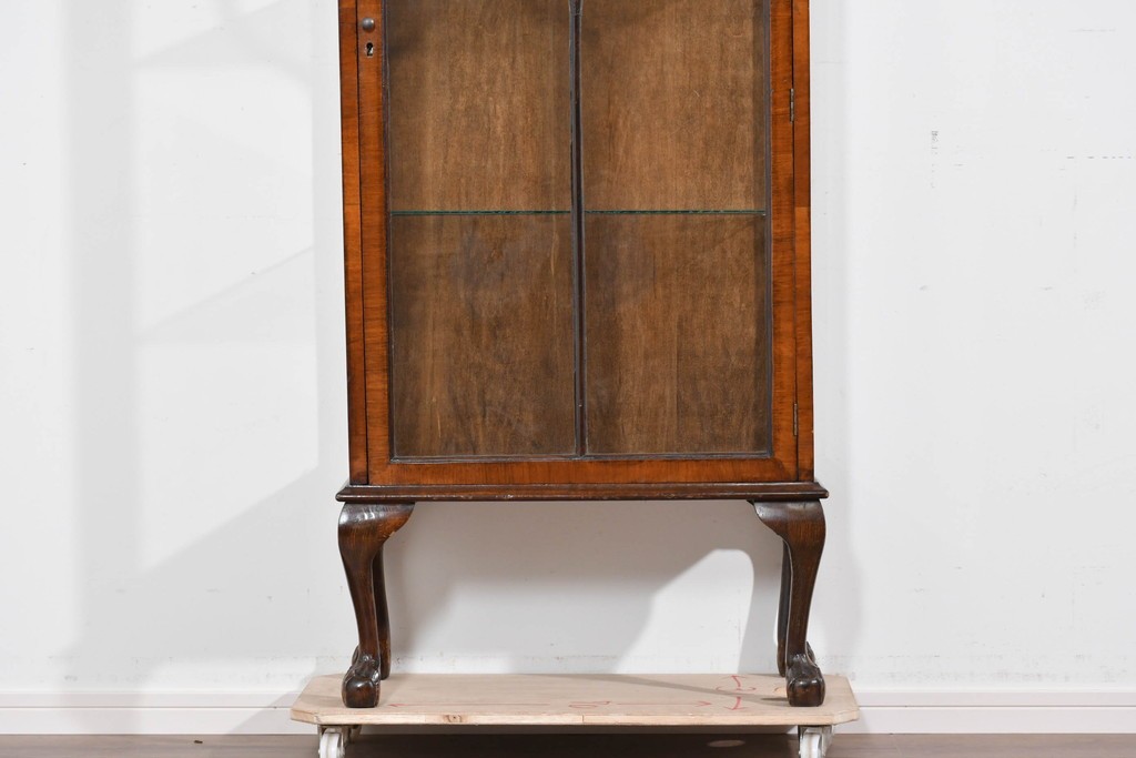 イギリスアンティーク　希少な小振りサイズ　Lloyd’s Antiques(ロイズアンティークス)　曲線装飾が優雅なキャビネット　(R-085804)