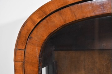 イギリスアンティーク　希少な小振りサイズ　Lloyd’s Antiques(ロイズアンティークス)　曲線装飾が優雅なキャビネット　(R-085804)