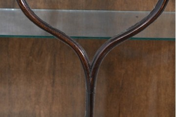 イギリスアンティーク　希少な小振りサイズ　Lloyd’s Antiques(ロイズアンティークス)　曲線装飾が優雅なキャビネット　(R-085804)