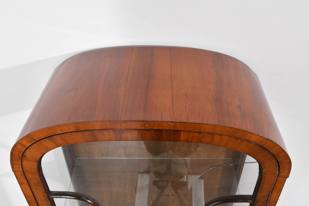 イギリスアンティーク　希少な小振りサイズ　Lloyd’s Antiques(ロイズアンティークス)　曲線装飾が優雅なキャビネット　(R-085804)