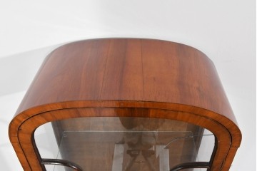 イギリスアンティーク　希少な小振りサイズ　Lloyd’s Antiques(ロイズアンティークス)　曲線装飾が優雅なキャビネット　(R-085804)