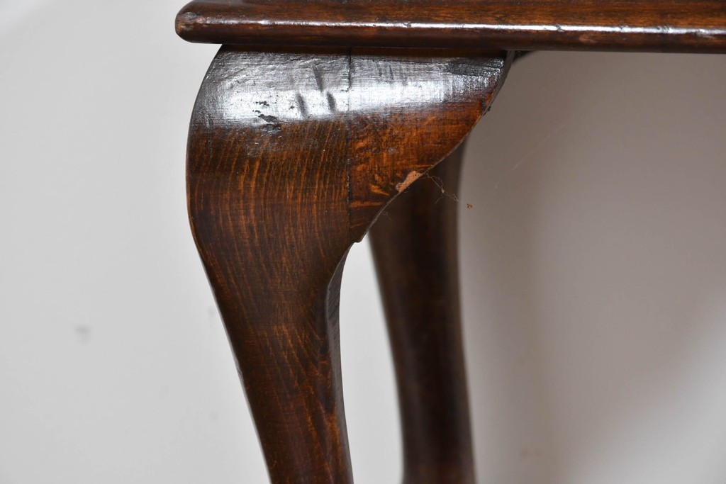 イギリスアンティーク　希少な小振りサイズ　Lloyd’s Antiques(ロイズアンティークス)　曲線装飾が優雅なキャビネット　(R-085804)