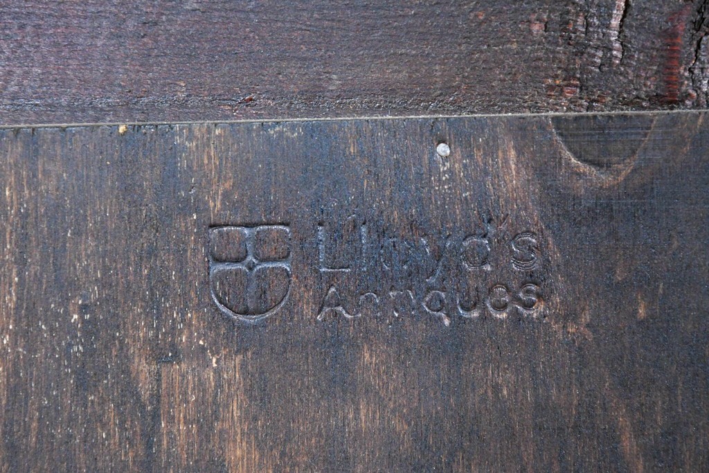 イギリスアンティーク　希少な小振りサイズ　Lloyd’s Antiques(ロイズアンティークス)　曲線装飾が優雅なキャビネット　(R-085804)