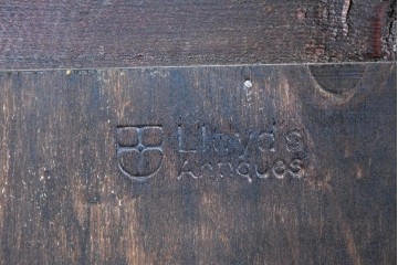 イギリスアンティーク　希少な小振りサイズ　Lloyd’s Antiques(ロイズアンティークス)　曲線装飾が優雅なキャビネット　(R-085804)