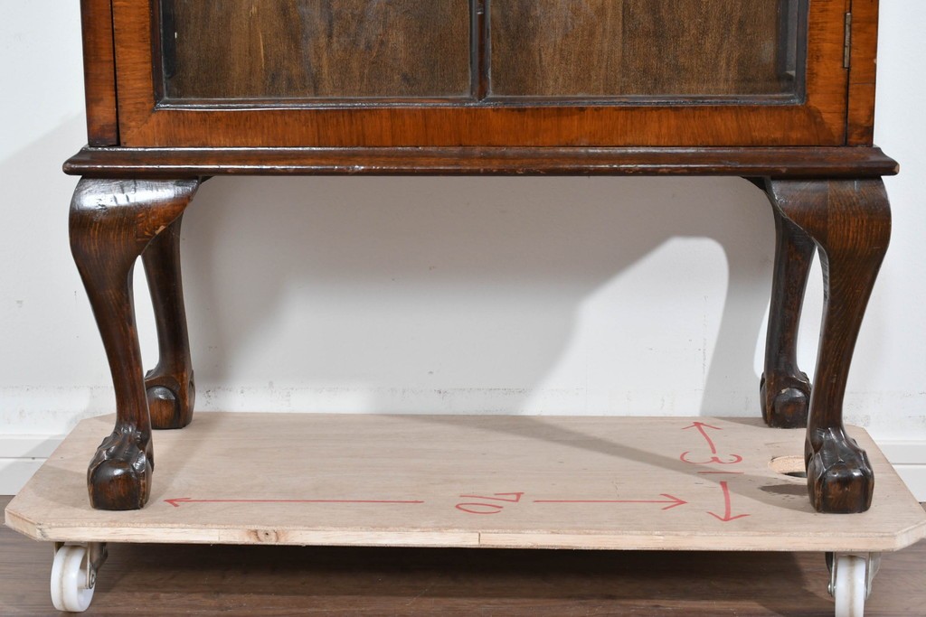 イギリスアンティーク　希少な小振りサイズ　Lloyd’s Antiques(ロイズアンティークス)　曲線装飾が優雅なキャビネット　(R-085804)