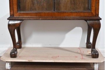 イギリスアンティーク　希少な小振りサイズ　Lloyd’s Antiques(ロイズアンティークス)　曲線装飾が優雅なキャビネット　(R-085804)