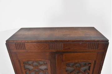 和製アンティーク　タモ材　迫力のある杢目と透かし彫りが魅力のブックケース　(R-085806)