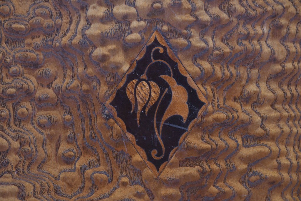 和製アンティーク　タモ材　迫力のある杢目と透かし彫りが魅力のブックケース　(R-085806)