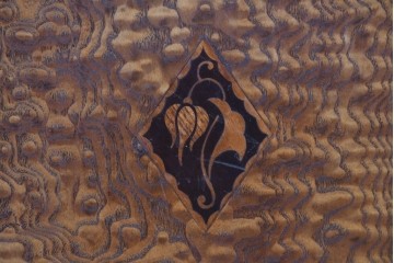 和製アンティーク　タモ材　迫力のある杢目と透かし彫りが魅力のブックケース　(R-085806)