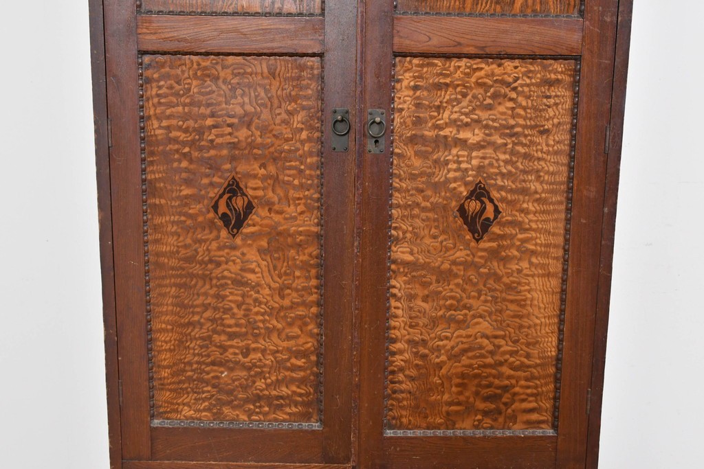 和製アンティーク　タモ材　迫力のある杢目と透かし彫りが魅力のブックケース　(R-085806)