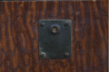 和製アンティーク　タモ材　迫力のある杢目と透かし彫りが魅力のブックケース　(R-085806)