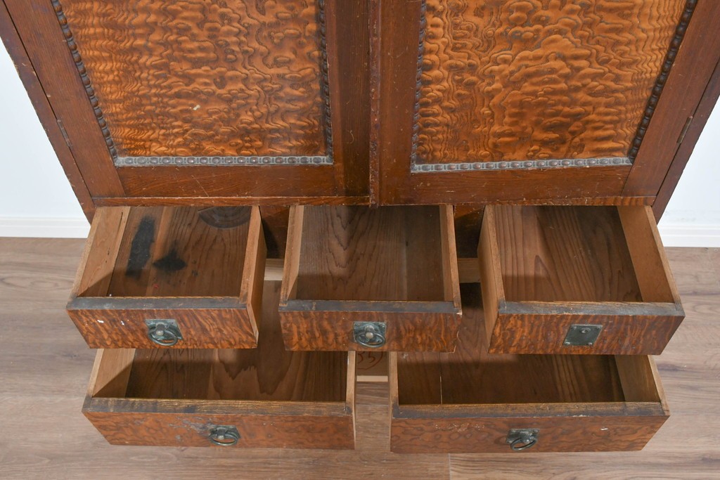 和製アンティーク　タモ材　迫力のある杢目と透かし彫りが魅力のブックケース　(R-085806)