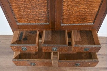 和製アンティーク　タモ材　迫力のある杢目と透かし彫りが魅力のブックケース　(R-085806)