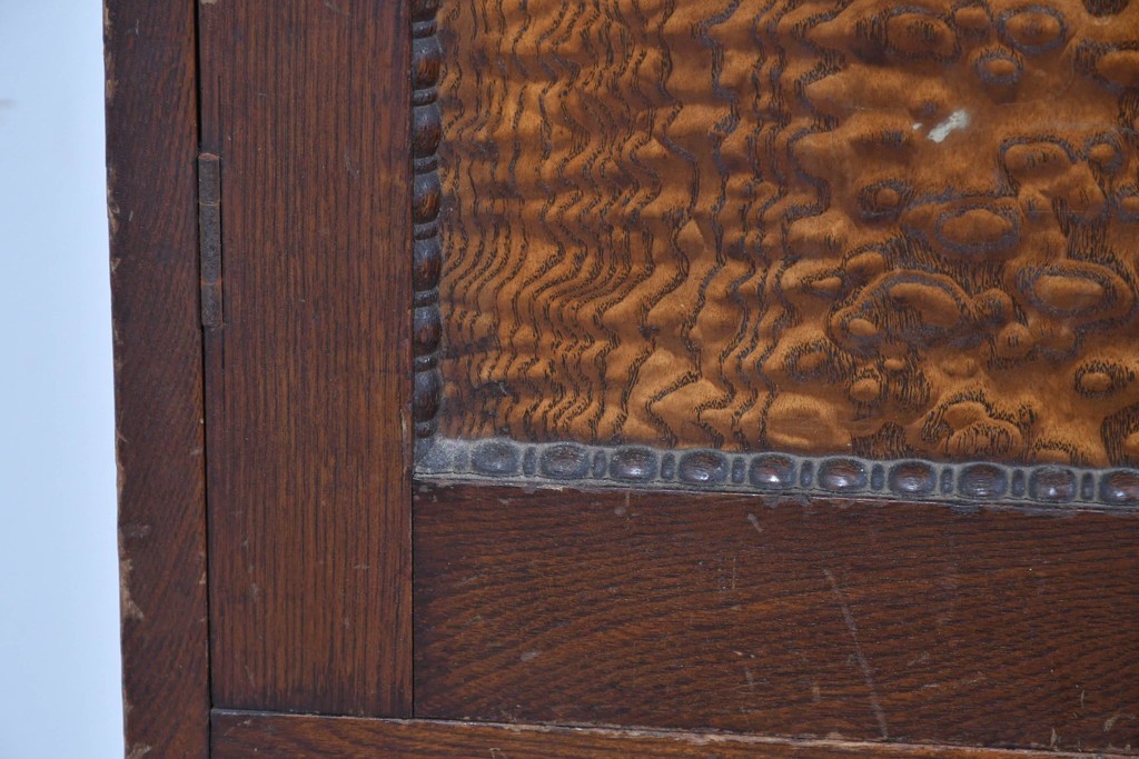 和製アンティーク　タモ材　迫力のある杢目と透かし彫りが魅力のブックケース　(R-085806)