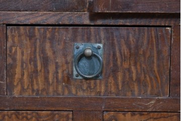 和製アンティーク　タモ材　迫力のある杢目と透かし彫りが魅力のブックケース　(R-085806)