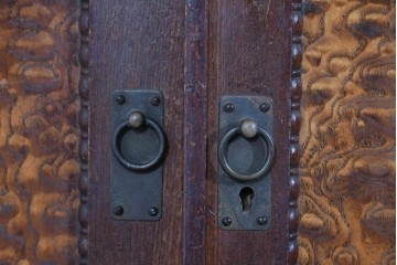 和製アンティーク　タモ材　迫力のある杢目と透かし彫りが魅力のブックケース　(R-085806)