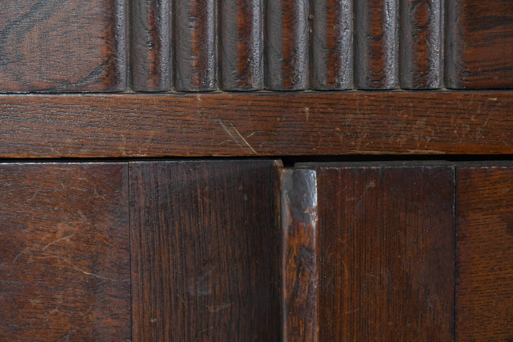 和製アンティーク　タモ材　迫力のある杢目と透かし彫りが魅力のブックケース　(R-085806)