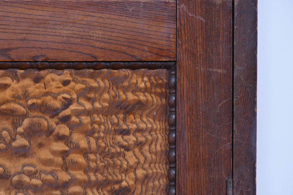 和製アンティーク　タモ材　迫力のある杢目と透かし彫りが魅力のブックケース　(R-085806)