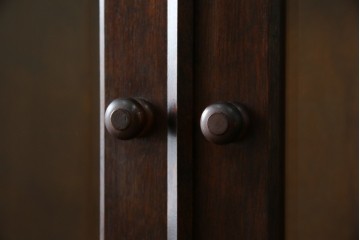 中古　美品　松本民芸家具　格子戸の意匠が上品なA型食器棚　定価約66万円　(R-085808)