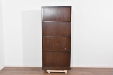 中古　美品　飛騨産業　キツツキ　挽物柱がアクセントの縦型キャビネット　(R-085809)