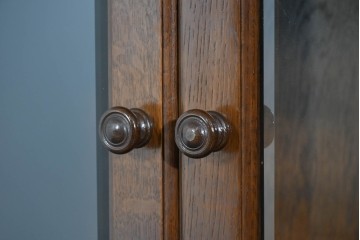 中古　美品　飛騨産業　キツツキ　挽物柱がアクセントの縦型キャビネット　(R-085809)