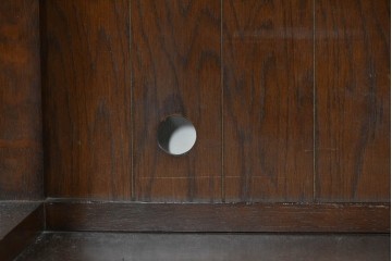 中古　美品　飛騨産業　キツツキ　挽物柱がアクセントの縦型キャビネット　(R-085809)