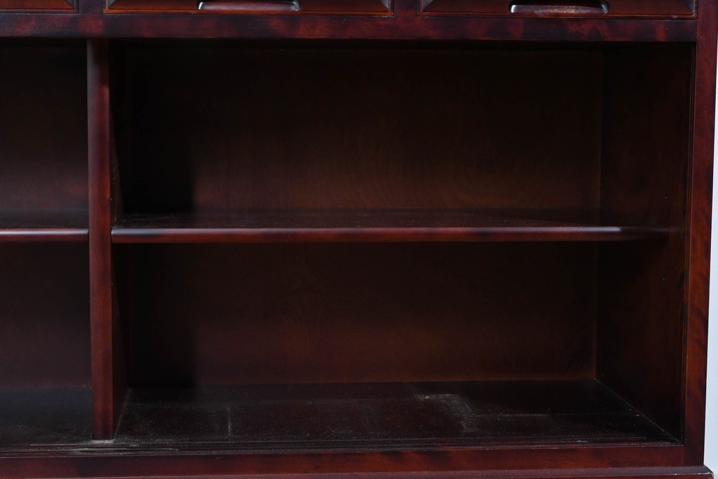 中古　美品　国産民芸家具　カバ材の木味を楽しめる二段重ね水屋箪笥食器棚　(R-085811)