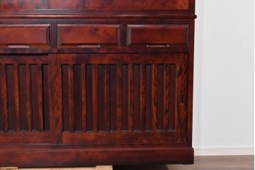 中古　美品　国産民芸家具　カバ材の木味を楽しめる二段重ね水屋箪笥食器棚　(R-085811)