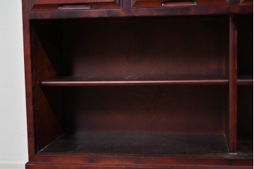 中古　美品　国産民芸家具　カバ材の木味を楽しめる二段重ね水屋箪笥食器棚　(R-085811)