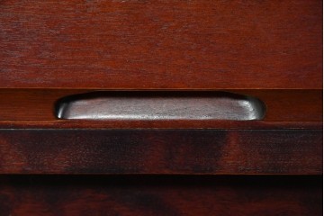 中古　美品　国産民芸家具　カバ材の木味を楽しめる二段重ね水屋箪笥食器棚　(R-085811)