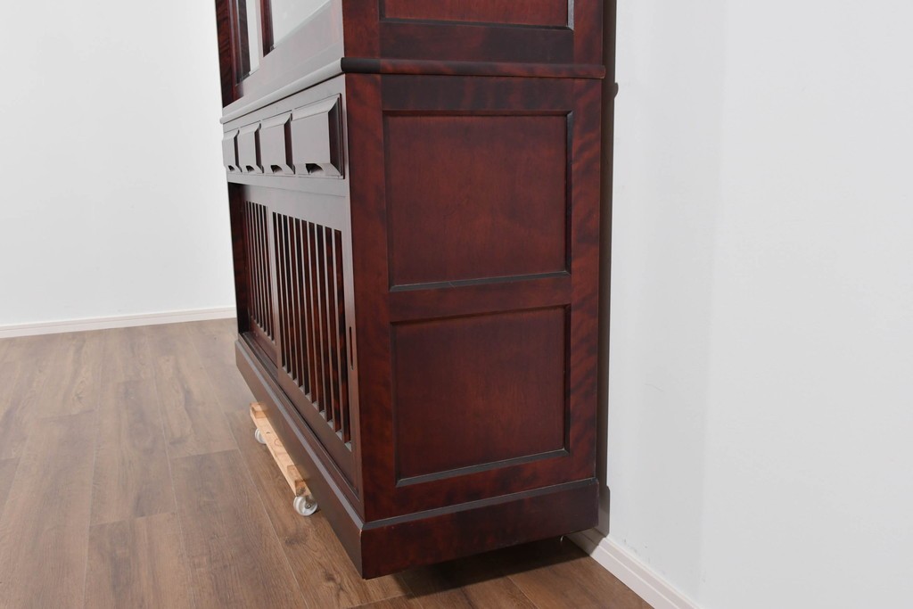 中古　美品　国産民芸家具　カバ材の木味を楽しめる二段重ね水屋箪笥食器棚　(R-085811)