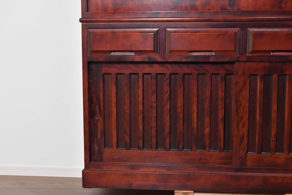 中古　美品　国産民芸家具　カバ材の木味を楽しめる二段重ね水屋箪笥食器棚　(R-085811)