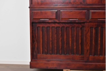 中古　美品　国産民芸家具　カバ材の木味を楽しめる二段重ね水屋箪笥食器棚　(R-085811)