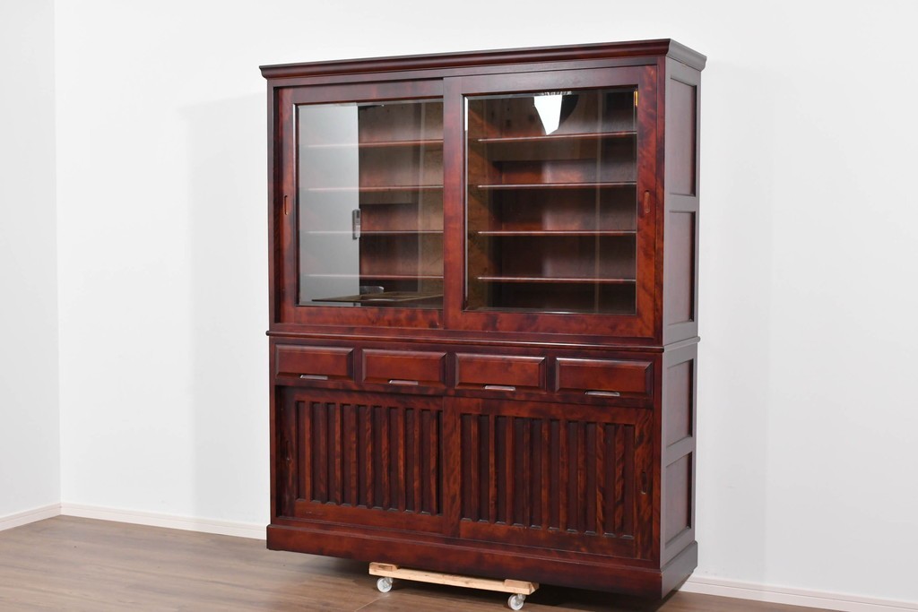 中古　美品　国産民芸家具　カバ材の木味を楽しめる二段重ね水屋箪笥食器棚　(R-085811)