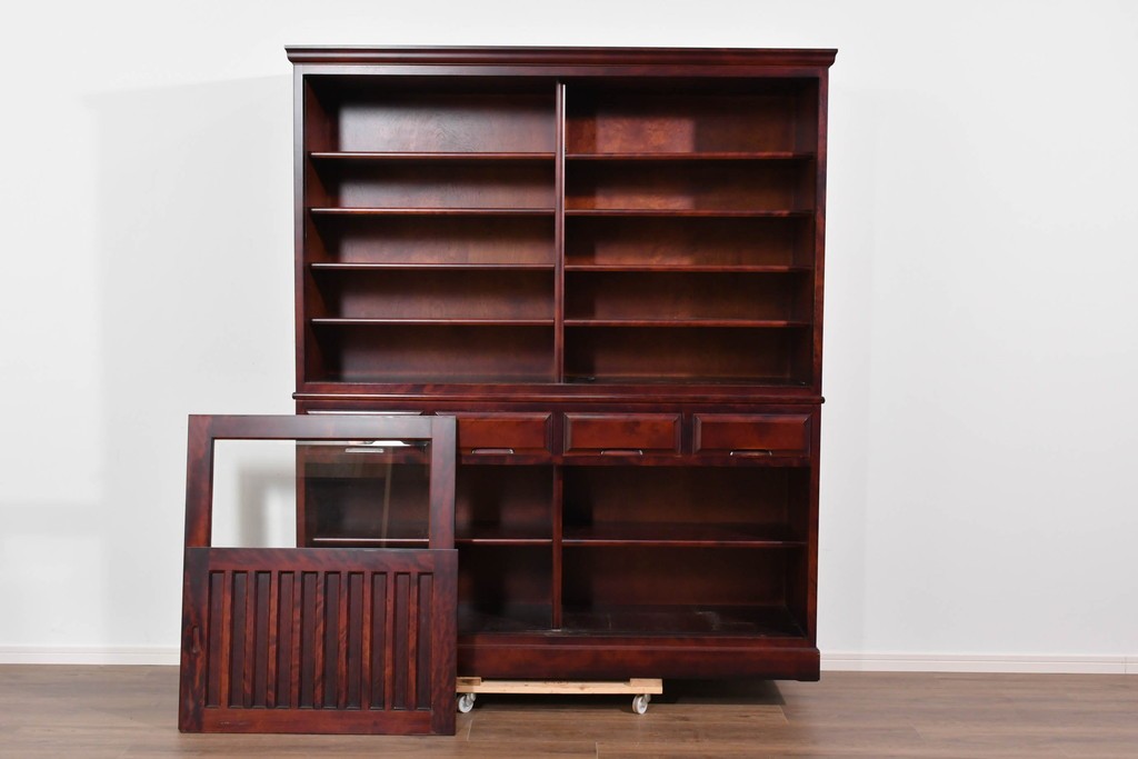 中古　美品　国産民芸家具　カバ材の木味を楽しめる二段重ね水屋箪笥食器棚　(R-085811)