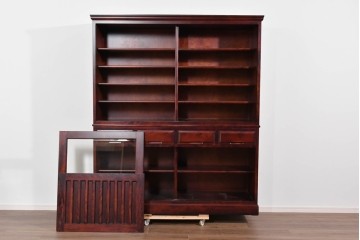 中古　美品　国産民芸家具　カバ材の木味を楽しめる二段重ね水屋箪笥食器棚　(R-085811)