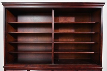 中古　美品　国産民芸家具　カバ材の木味を楽しめる二段重ね水屋箪笥食器棚　(R-085811)