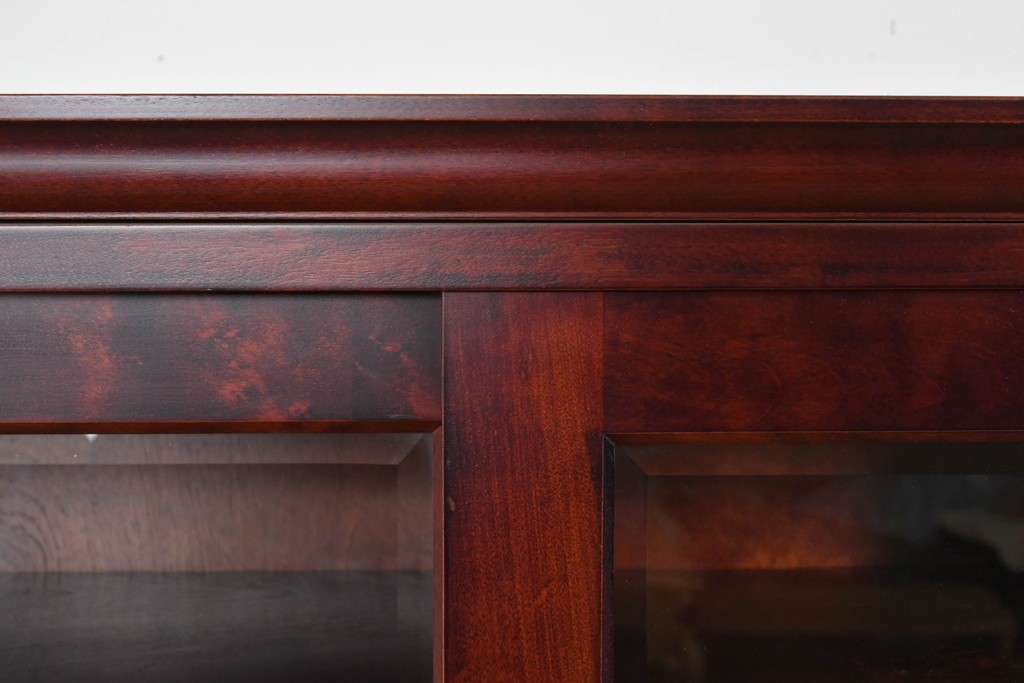 中古　美品　国産民芸家具　カバ材の木味を楽しめる二段重ね水屋箪笥食器棚　(R-085811)