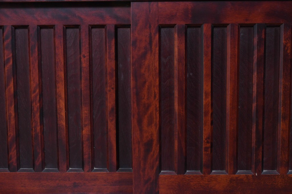 中古　美品　国産民芸家具　カバ材の木味を楽しめる二段重ね水屋箪笥食器棚　(R-085811)